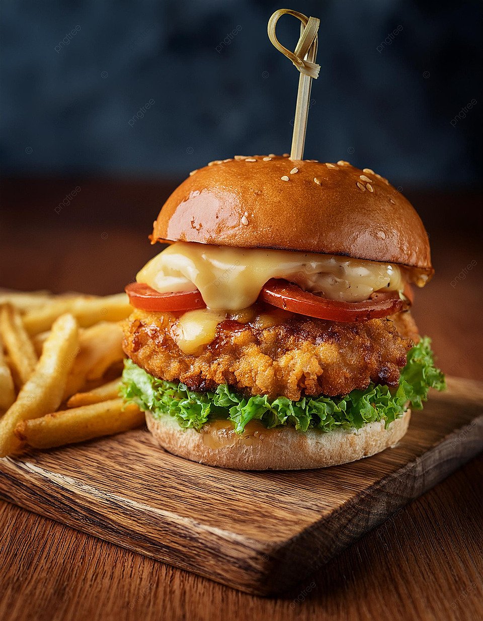 برغر وبطاطس مقلية مع خلفية مطعم